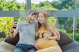 In a touching moment, the pregnant woman and father connect via video call, sharing the joy as they hold up an