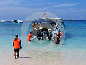 Tour boat unloading