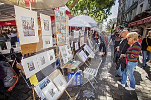 Tourist admiring painting at Montmartre, Paris