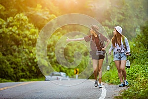 Turista asiático mujer viajar en medio de naturaleza auto él era interrumpido 