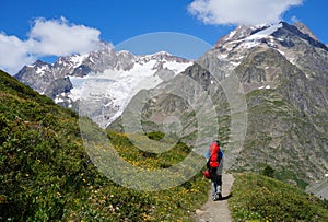 Zaino spalla turismo montagne sul turista 