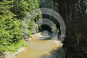 Turista v překrásných roklinách Národního parku Slovenský ráj