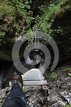 Turista v překrásných roklinách Národního parku Slovenský ráj