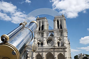 Tourist binoculars at Notre Dame de Paris