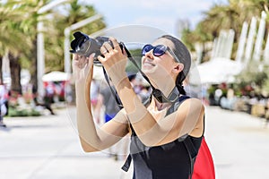 Turista fotografovanie ulice na slnečný 