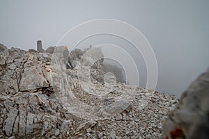 Turista nebbia sul picco da montagna 