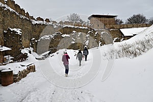 Turistická turistika v zrúcanine hradu na snehu na Slovensku zrúcanina Zborov