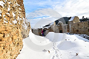 Turistická turistika v zrúcanine hradu na snehu na Slovensku zrúcanina Zborov