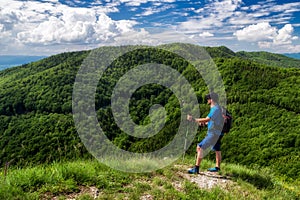 Turista pri pohľade z vrchu Zniev, Slovensko