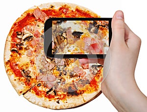 Tourist photographs of pizza with prosciutto cotto