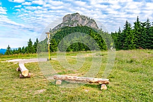 Turistický ukazovateľ umiestnený na lúke pri Malom Rozsutci v Slovenskom národnom parku Malá Fatra