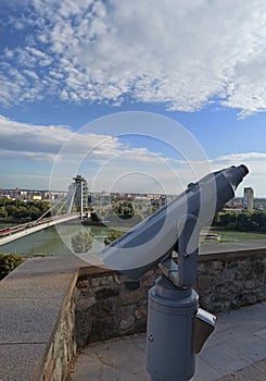 Turistický ďalekohľad, pohľad na Dunaj a mesto, z hradieb Bratislavského hradu, Slovensko
