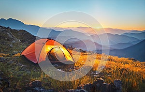 Turista una tenda campeggio montagne sul tramonto 