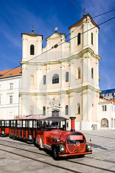 Turistický vláčik pred kostolom Najsvätejšej Trojice, Bratislava, Slovensko
