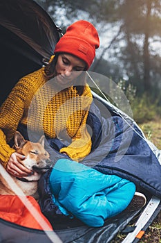 Turista viajero en cámping una carpa sobre el azul ranas Bosque vagabundo una mujer atrás muro en niebla 