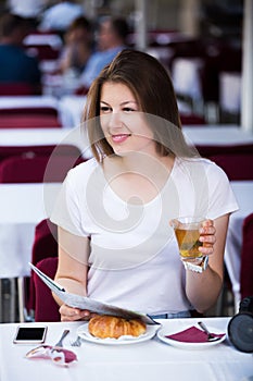 Tourist using mobile phone in cafe
