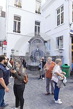 Tourist visiting The Manneken Pis statue