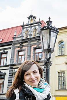 Turistická žena pózuje s budovou a starou lucernou na hlavním náměstí, Košice, Slovensko