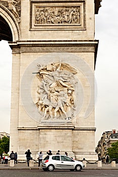 Tourists at the Arc de Triomphe