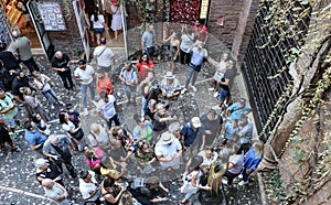 Tourists in front of the House of Juliet, Verona