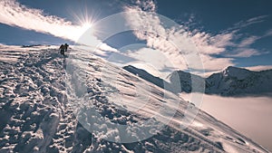 Turisté, kteří si užívají vysoké hory ve sněhu za slunečného dne - vzhled vintage filmu
