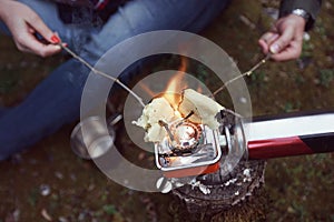 Tourists fry food on the fire.