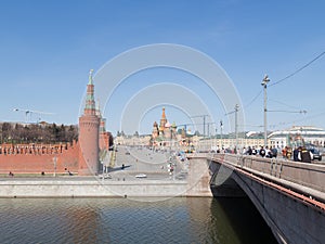 Tourists at the Great Moscow River bridge