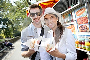 Tourists in new york eating fast food in the street