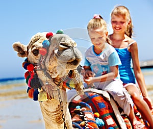 Turisti sul cavallo sul Spiaggia da 