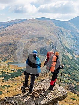 Turistas viajar través de montanas el perro 