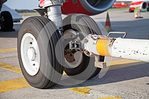 Tow bar and nosewheel