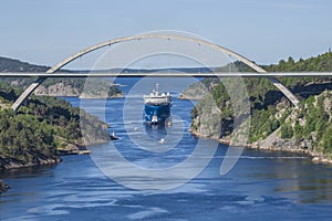 The towage of mv north sea giant has started photo