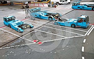 Towbarless Pushback tractors in airports photo