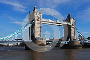 Tower bridge in London on Tamigi.