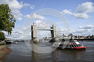 Křižovat člun věž most řeka Temže londýn velká británie 