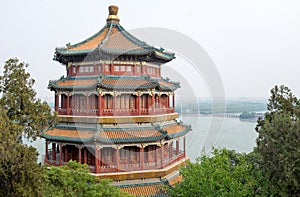 Veža z budhistické kadidlo v leto palác z peking 