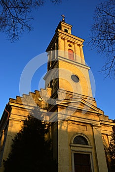 Věž klasicistního německého sudího kostela v Modre s typickým čtvercovým tvarem a sloupy.