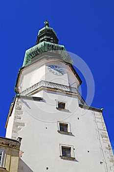 Věž Michalské brány ve starém městě nad modrou oblohou, Bratislava, Slovensko