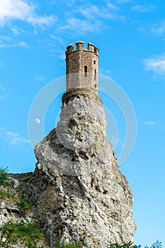 Veža na vrchole skalnatého kopca, hrad Devín, Slovensko