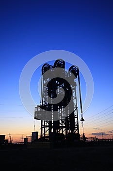 The tower type pumping unit in the evening