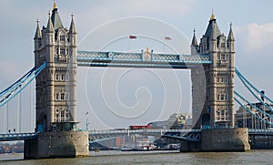 Towerbridge & red bus