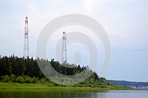 Torres fuerza mástiles a través de Salvaje norte de un rio 