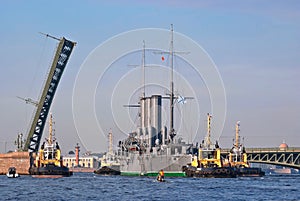 Towing cruiser Aurora.