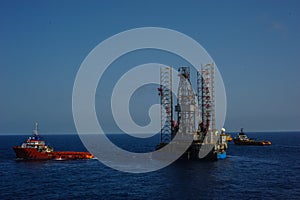 Towing drilling platform