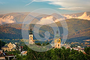 Město Banská Bystrica obklopené horami na středním Slovensku