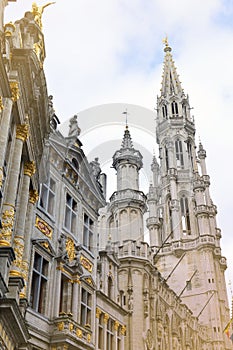 Sála z mesto z budova z gotický architektonický štýl na veľký miesto v belgicko 