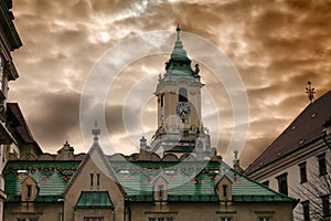 Radnice a dramatická zatažená obloha