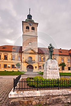 Radnica v Gelnici so sochou baníka