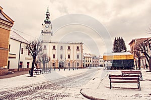 Radnice na hlavním náměstí, Kežmarok, Slovensko, červený filtr
