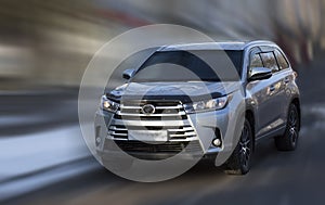 Toyota Highlander silver car.